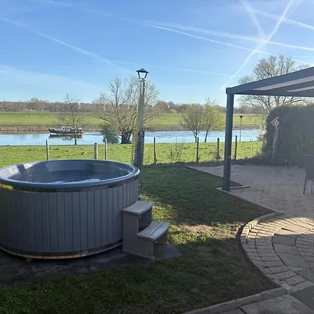 Milos Mit Flussblick Ferienhaus *